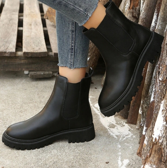 Marc Fisher Pietro Lug Sole Chelsea Boots in Black - Picture 3 of 17